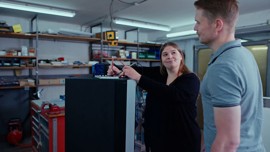 Auszubildende überprüfen Zigarettenautomaten. © Hall Tabakwaren