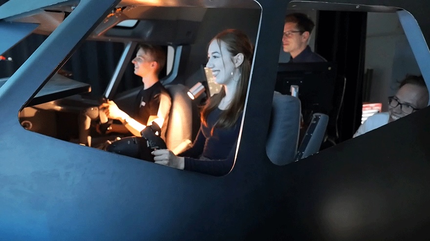 Studierende im Flugsimulator