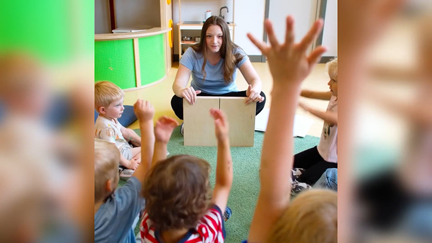 FSJlerin in der Kinderbetreuung.