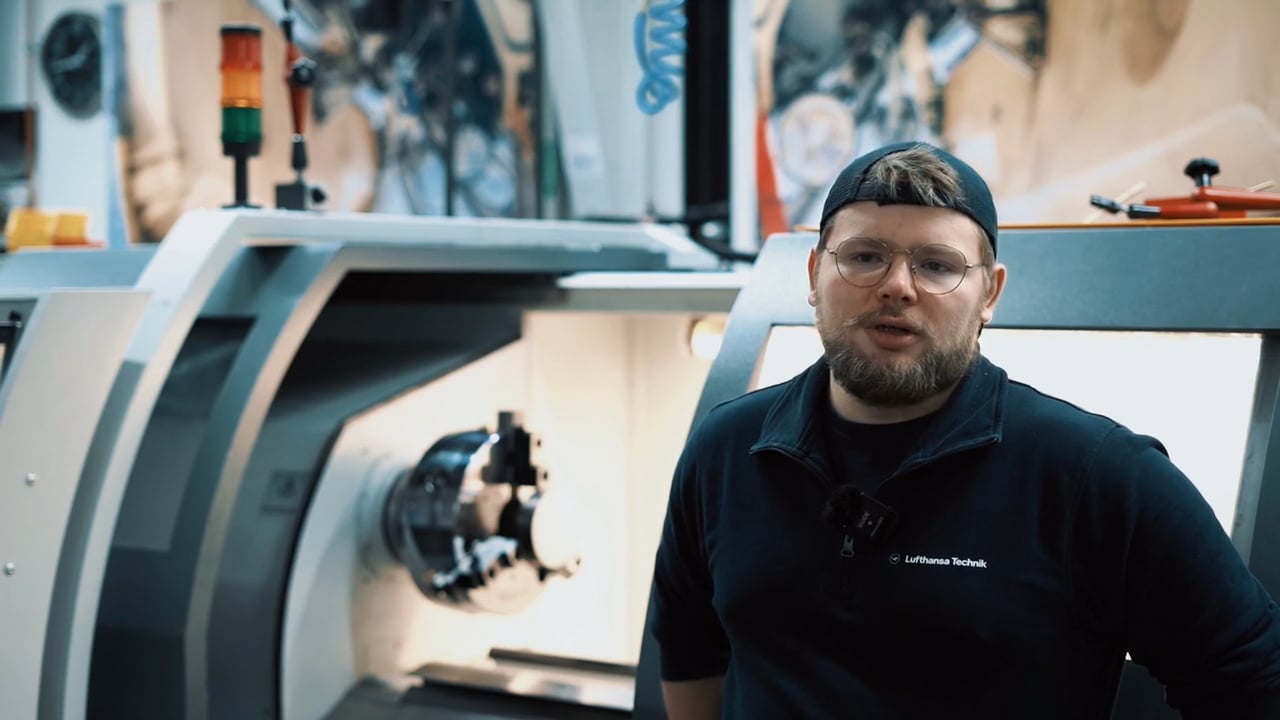 Werkzeugmechaniker an seinem Arbeitsplatz.