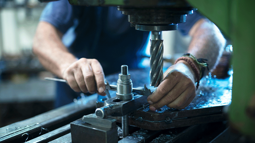 Darf in Wirklichkeit keine Armbänder tragen: Feinwerkmechaniker bei der Arbeit (Symbolbild). ©aleksandarlittlewolf via Freepik.