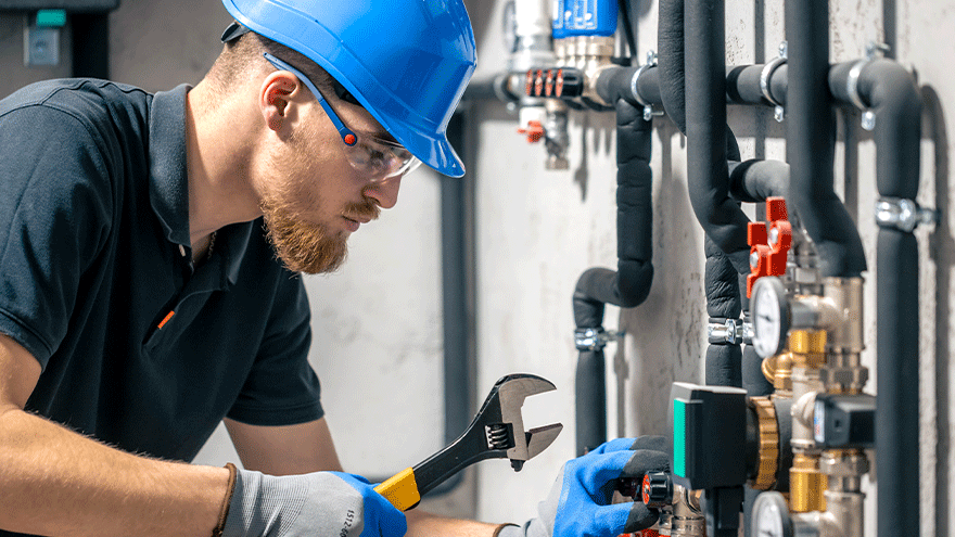 Anlagenmechaniker bei der Arbeit (Symbolbild) ©pvproductions auf Freepik