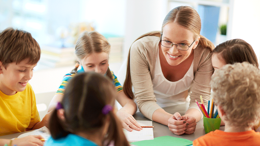 Grundschulkinder bei der Gruppenarbeit (Symbolbild). Bild von Pressfoto auf Freepik.