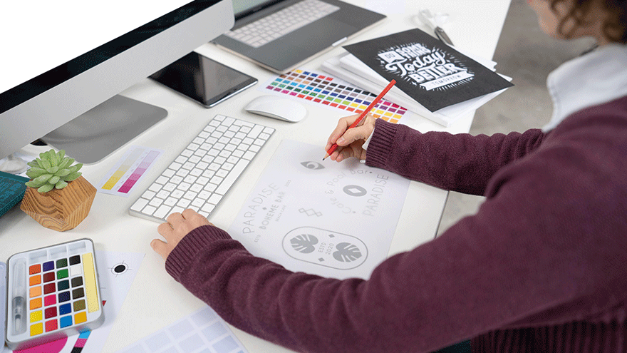 Mediendesignerin bei der Arbeit (Symbolbild). Bild von Freepik.