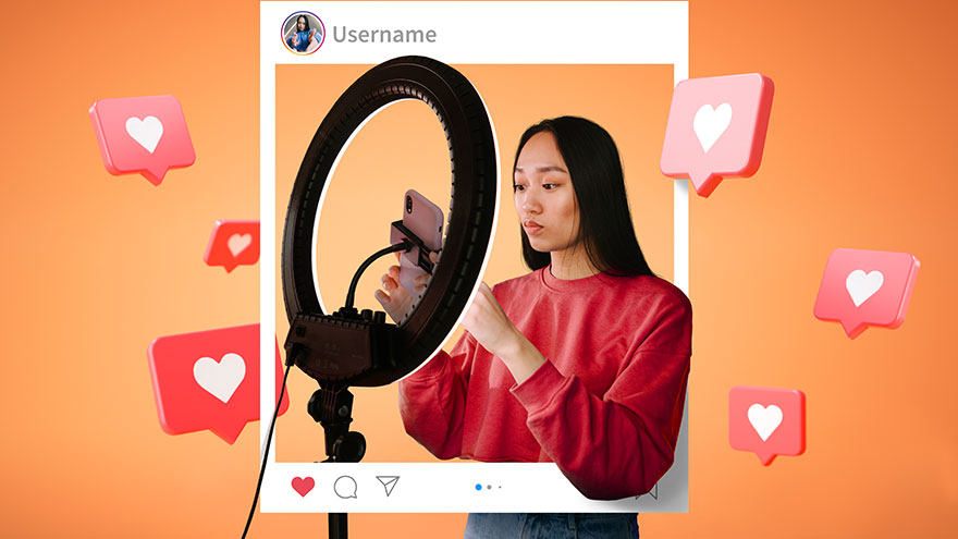 Bildmontage mit Emojis: Influencerin mit Smartphone vor einem Ringlicht beim Posten in sozialen Medien