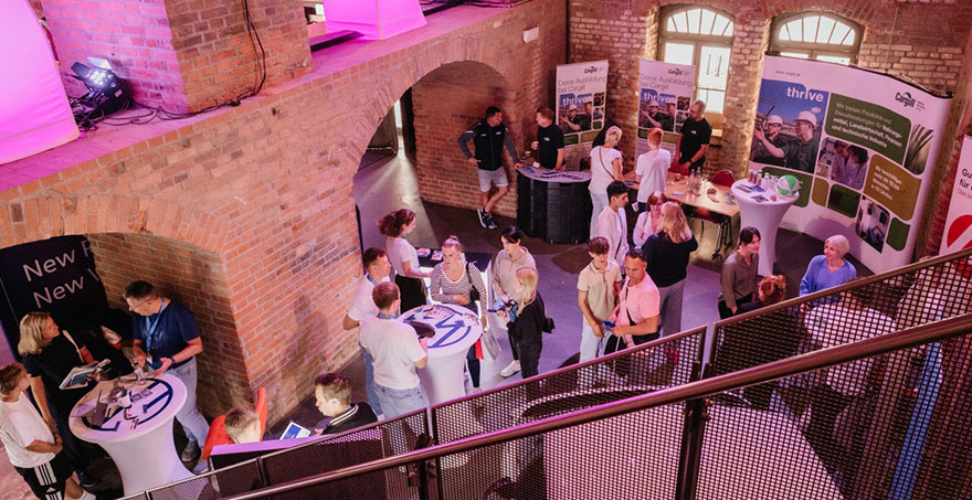 Jugendliche mit ihren Eltern im Gespräch mit Ausstellern auf der parentum in Magdeburg 2025 (im Gewölbekeller der Festung Mark).