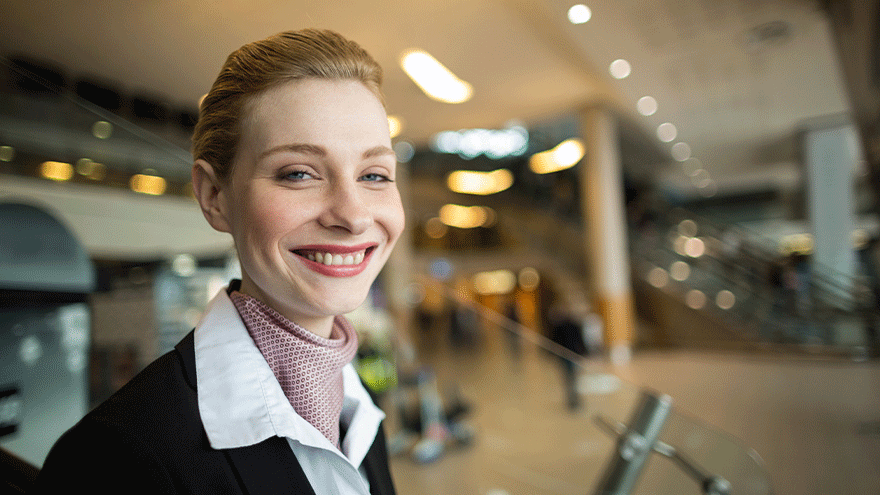 Servicekauffrau für Luftverkehr (Symbolbild). ©wavebreakmedia_micro via Freepik.